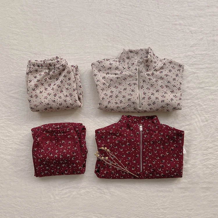 Niño usando conjunto gofres Vintage