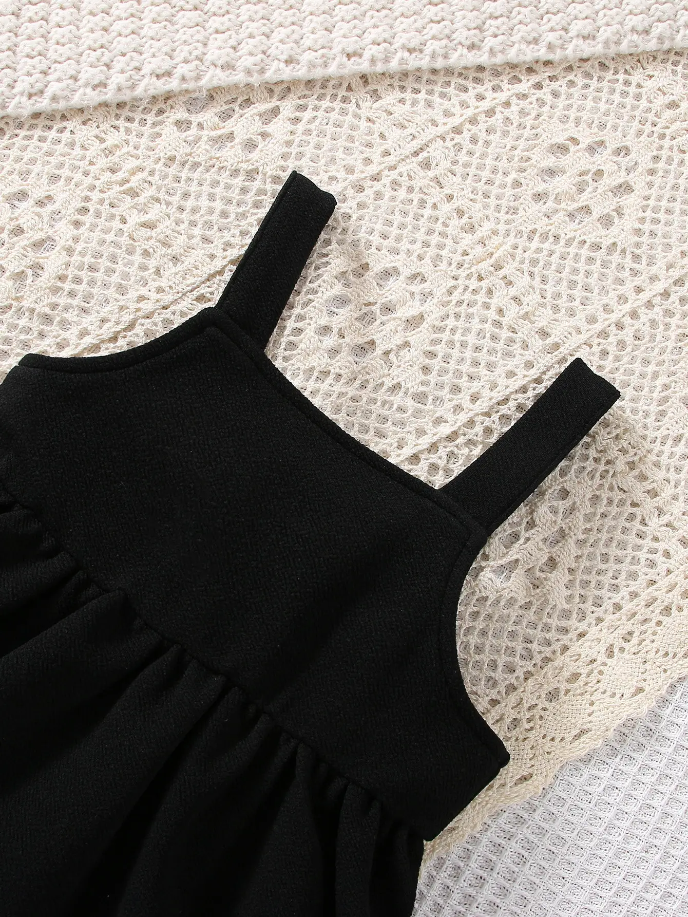 Conjunto bebé niña: blusa blanca manga larga y falda tirantes negra - imagen 3