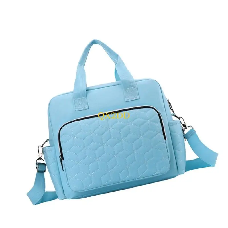 Bolsa para pañales QX2D en uso durante un paseo