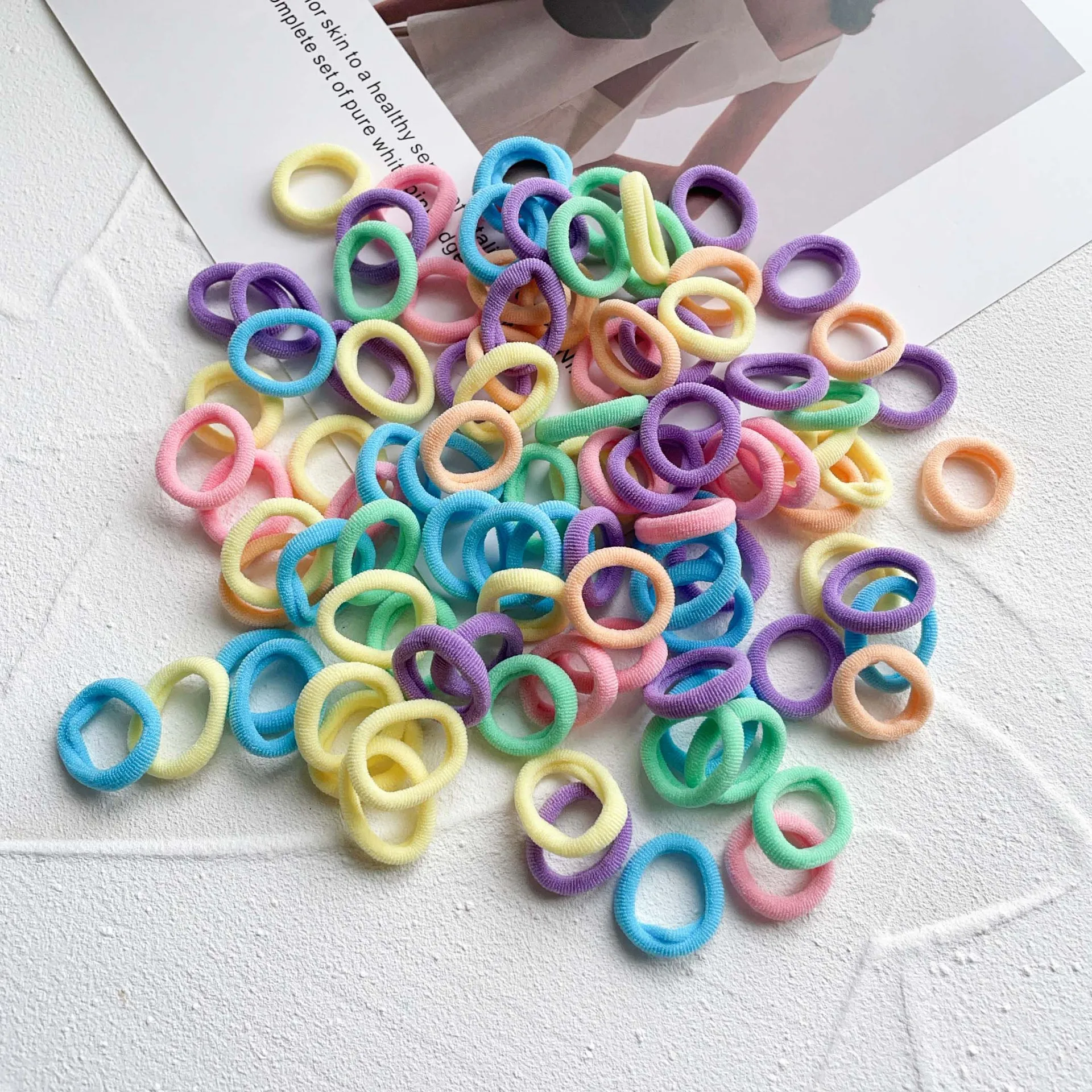 Coleteros y bandas elásticas infantiles en surtido