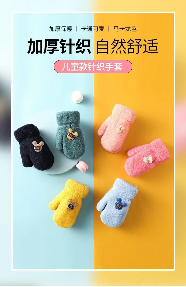 Guantes eTya en mano de bebé