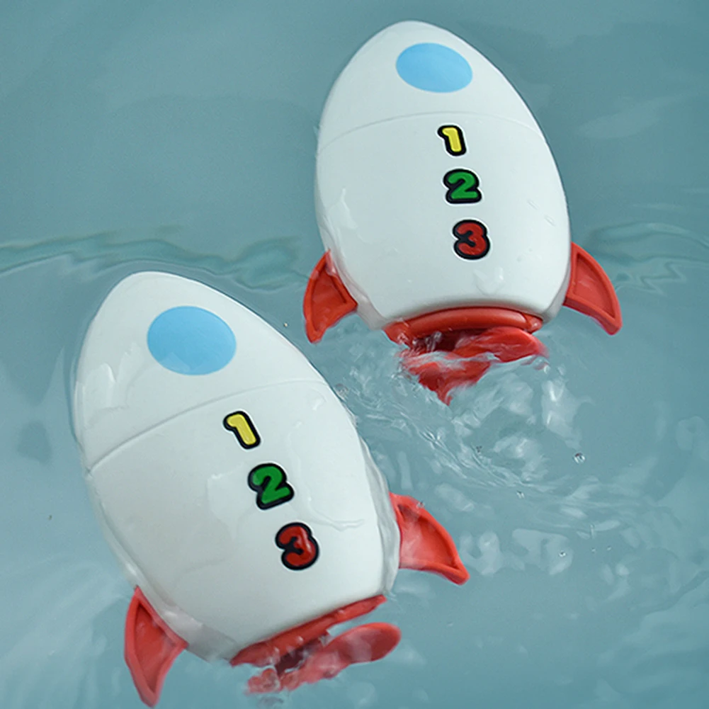 Juego de agua en piscina para niños