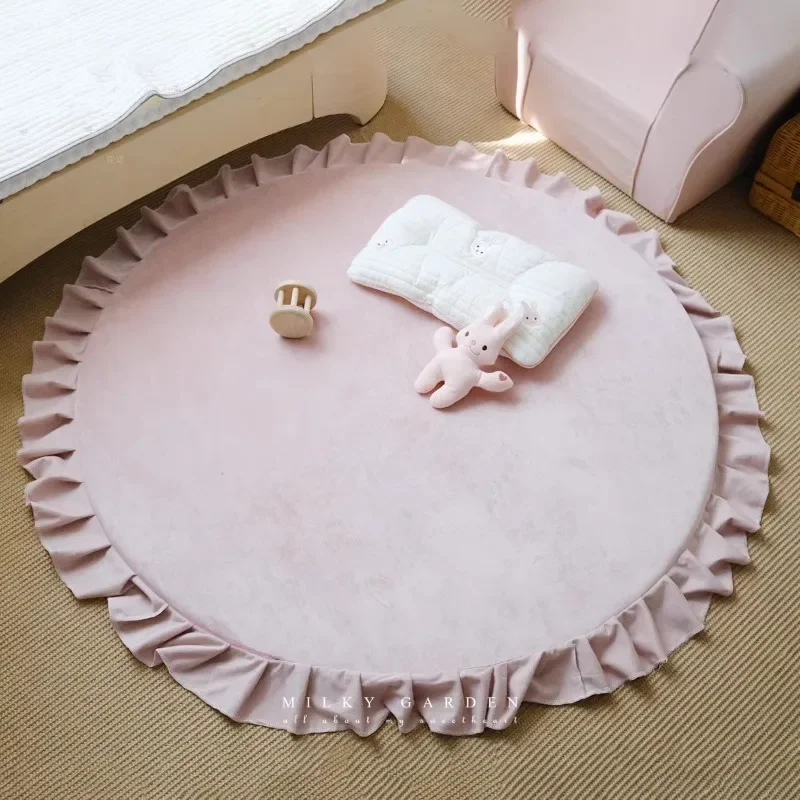 Alfombra redonda acolchada en tono neutro para habitación infantil