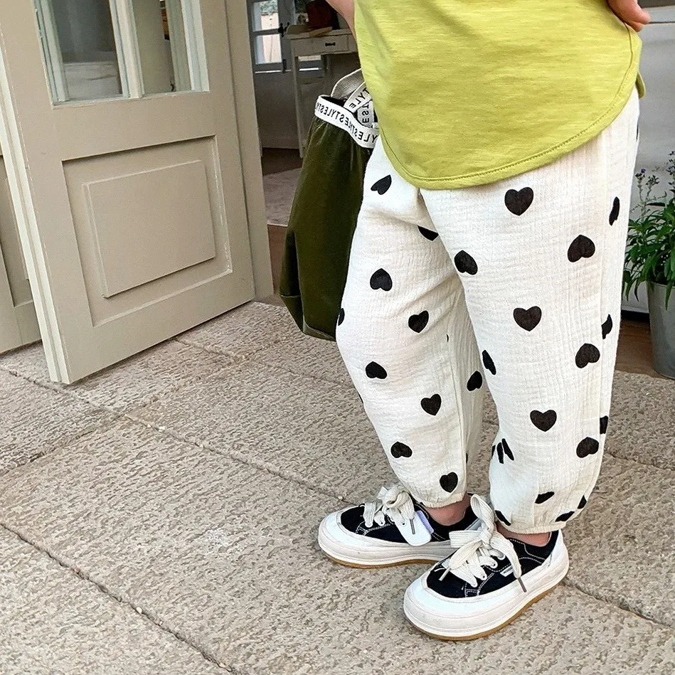 Detalle de estampado y caída del pantalón