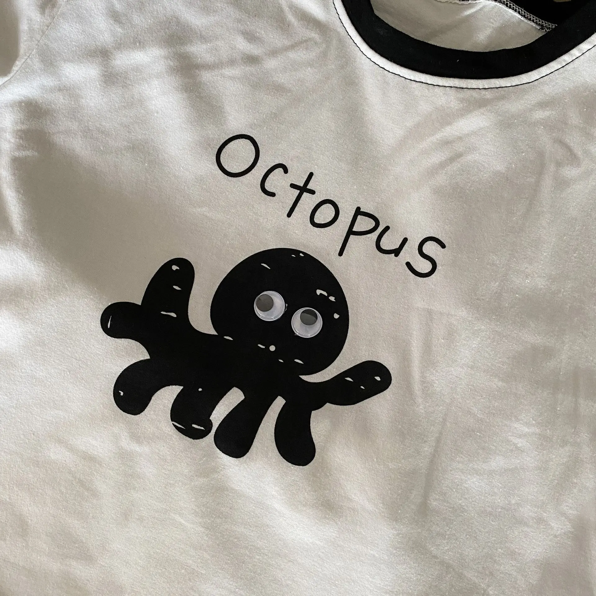 Detalle del estampado de animales del conjunto