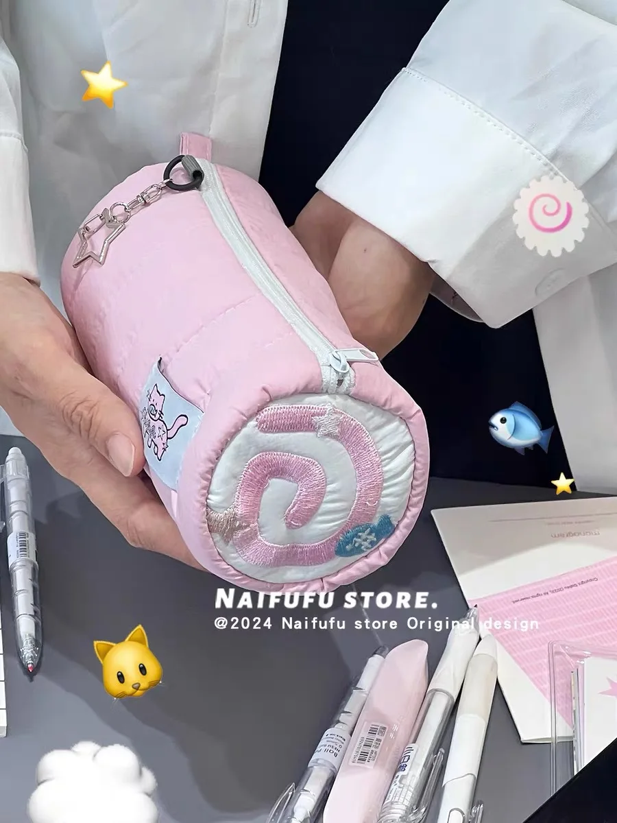 Estuche cerrado con diseño kawaii rosa listo para transportar