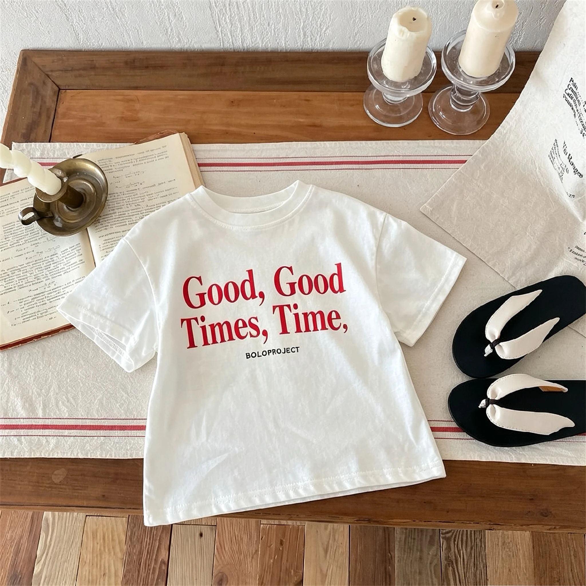 Camiseta niño con estampado de letras y cuello redondo