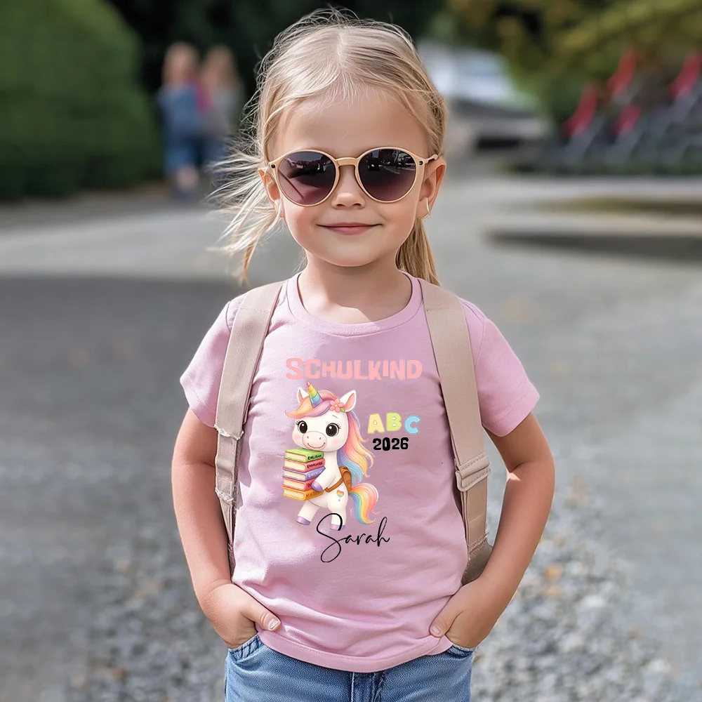 Primer plano de la camiseta personalizada con nombre infantil