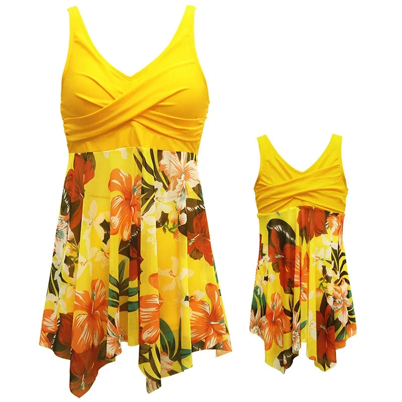 Conjunto de baño madre e hija con bañadores a juego florales - imagen 4