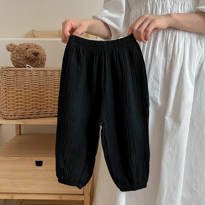 Detalle de diseño de pantalón holgado