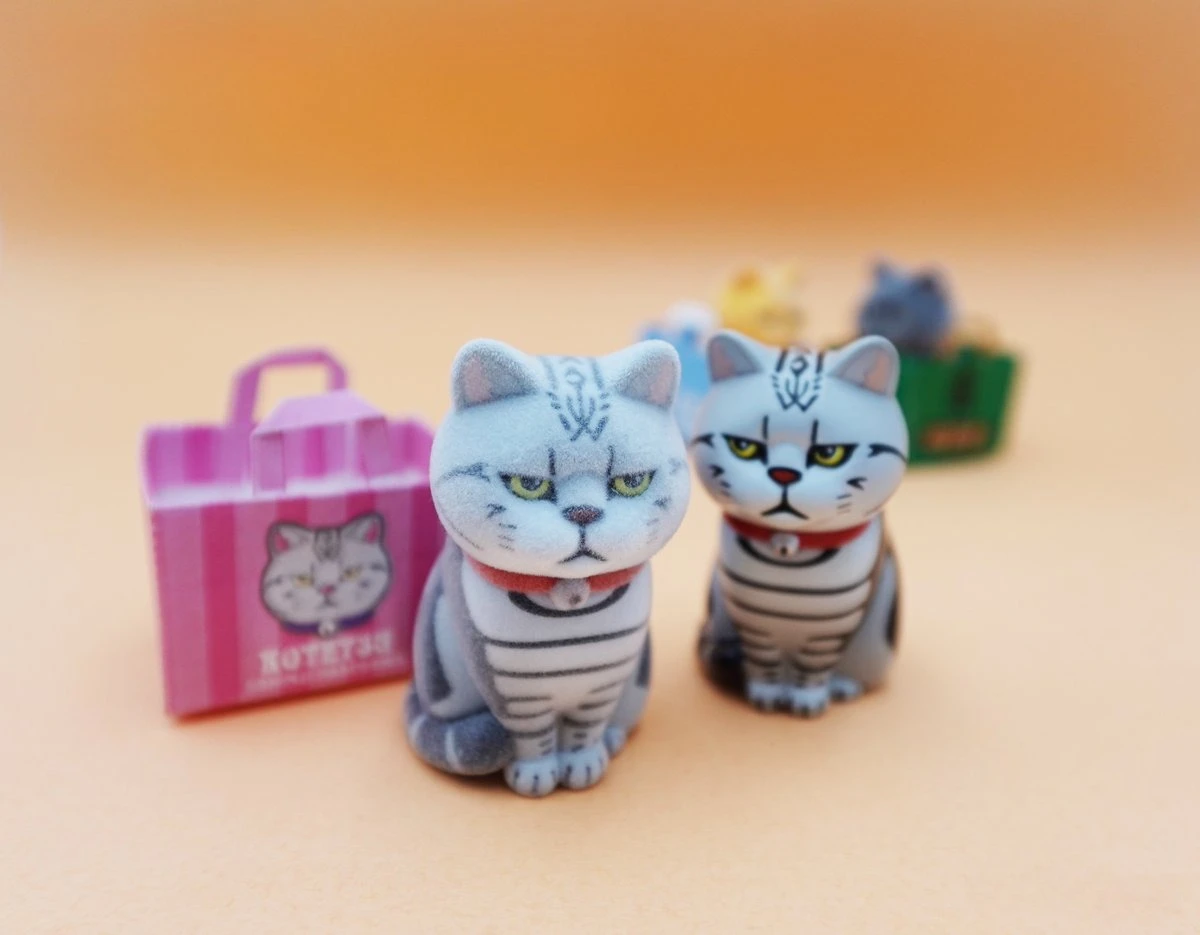 Figura de cápsula del gato malvado en bolsa papel