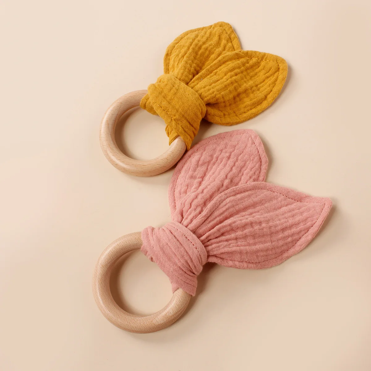Juego de dentición: anillo de madera y baberos triangulares muselina - imagen 3