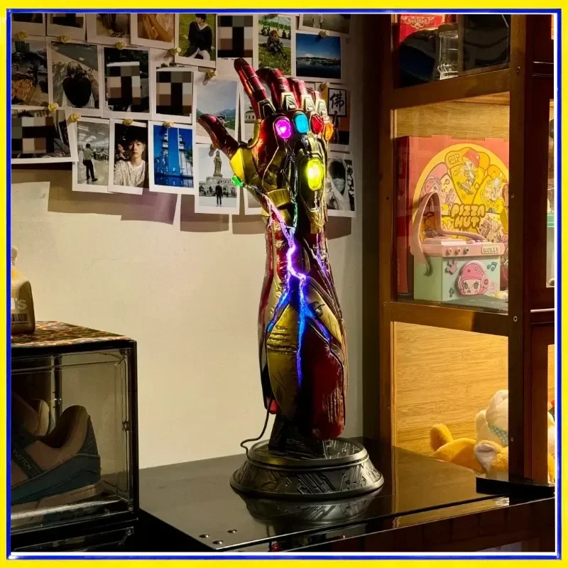 Figura de acción Thanos con Guantelete del Infinito iluminado
