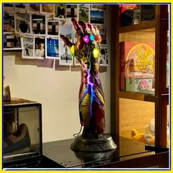 Figura de acción Thanos con Guantelete del Infinito iluminado