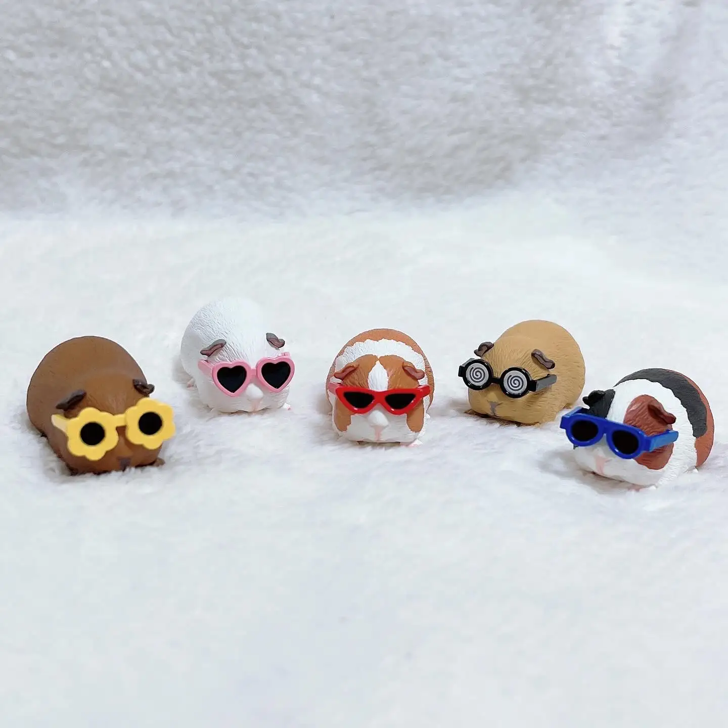 Figura de hámster gordito con gafas – Juguete de cápsula - imagen 4