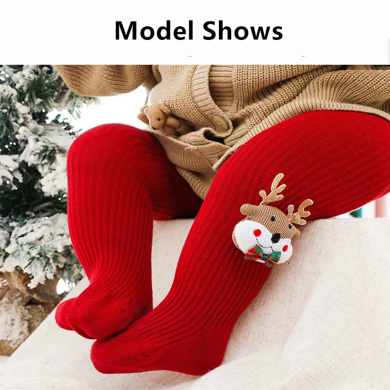 Niña posando con las medias navideñas