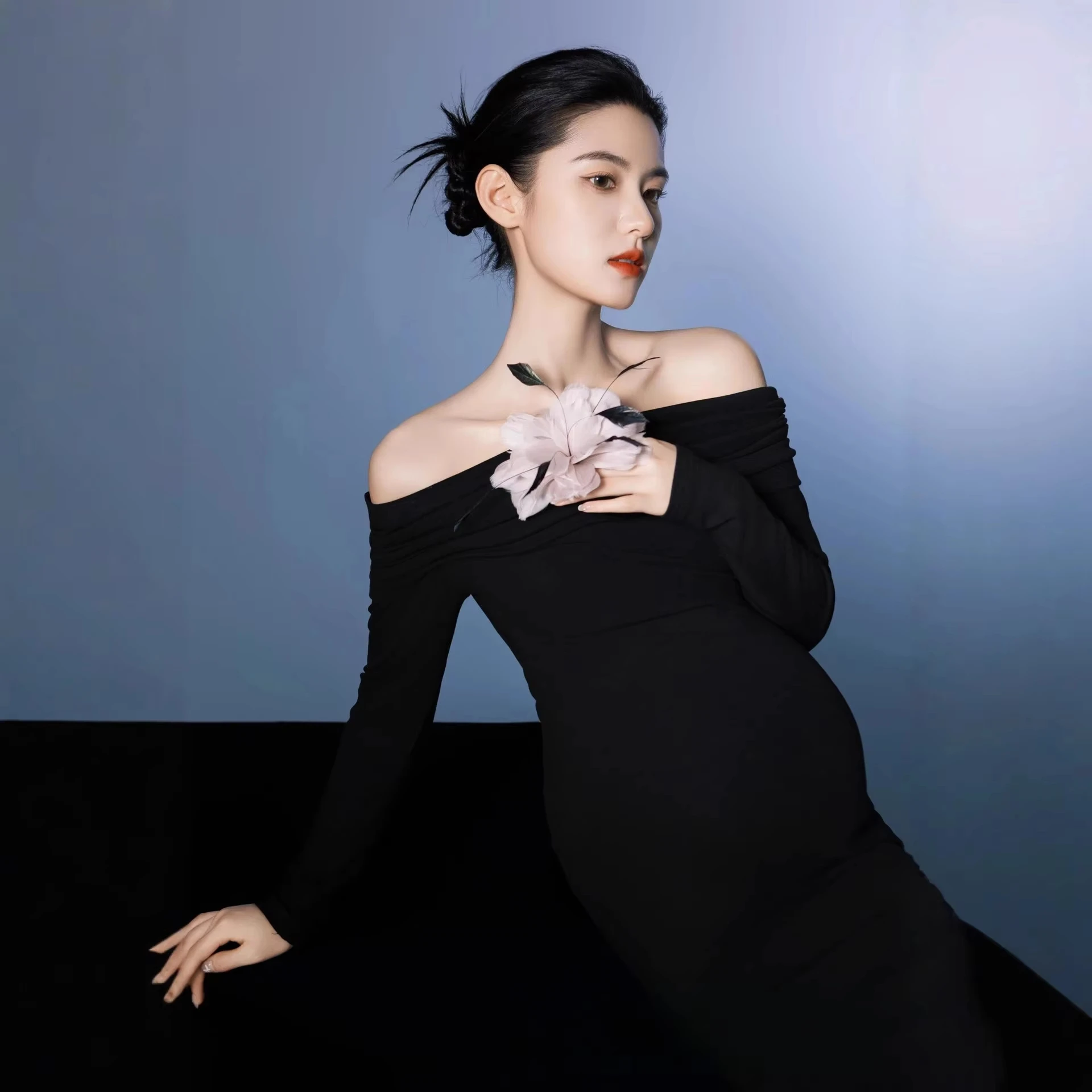 Vestido maternity negro con hombros descubiertos para fotos - imagen 4
