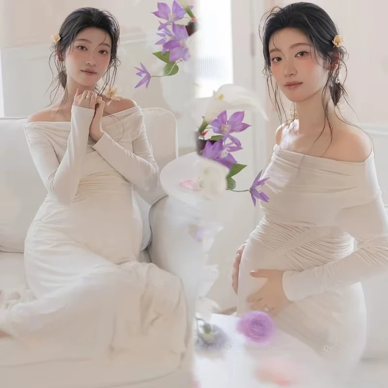 Vestido de embarazo blanco con hombros descubiertos y mangas largas