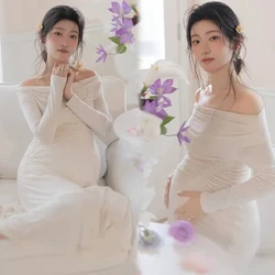 Vestido de embarazo blanco con hombros descubiertos y mangas largas