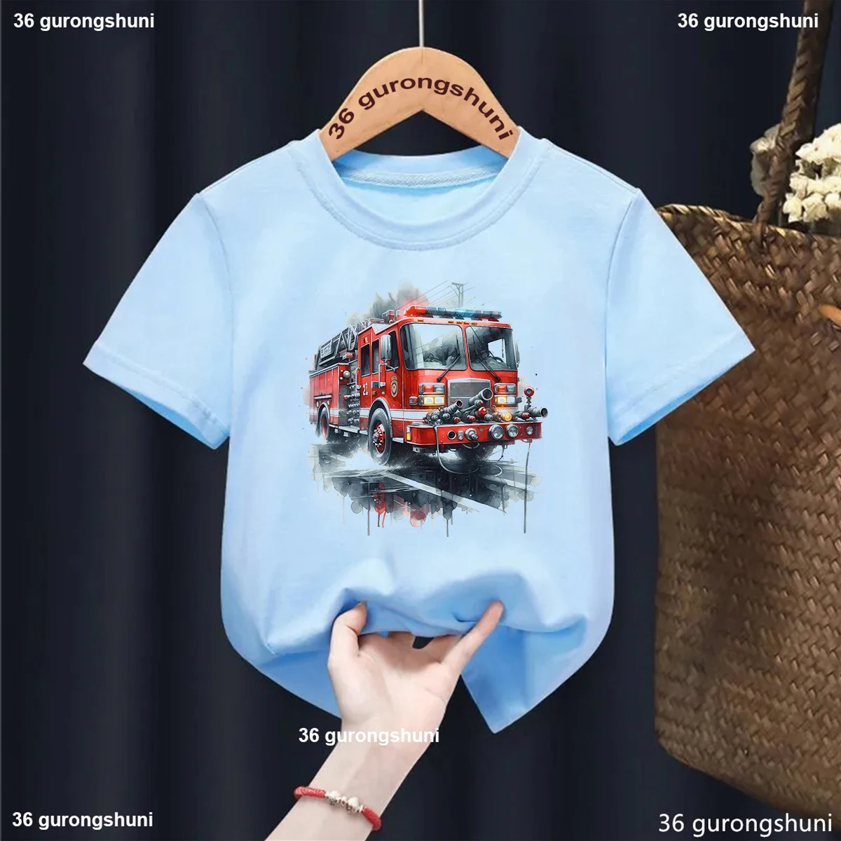 Camiseta infantil de algodón con estampado de camión de bomberos
