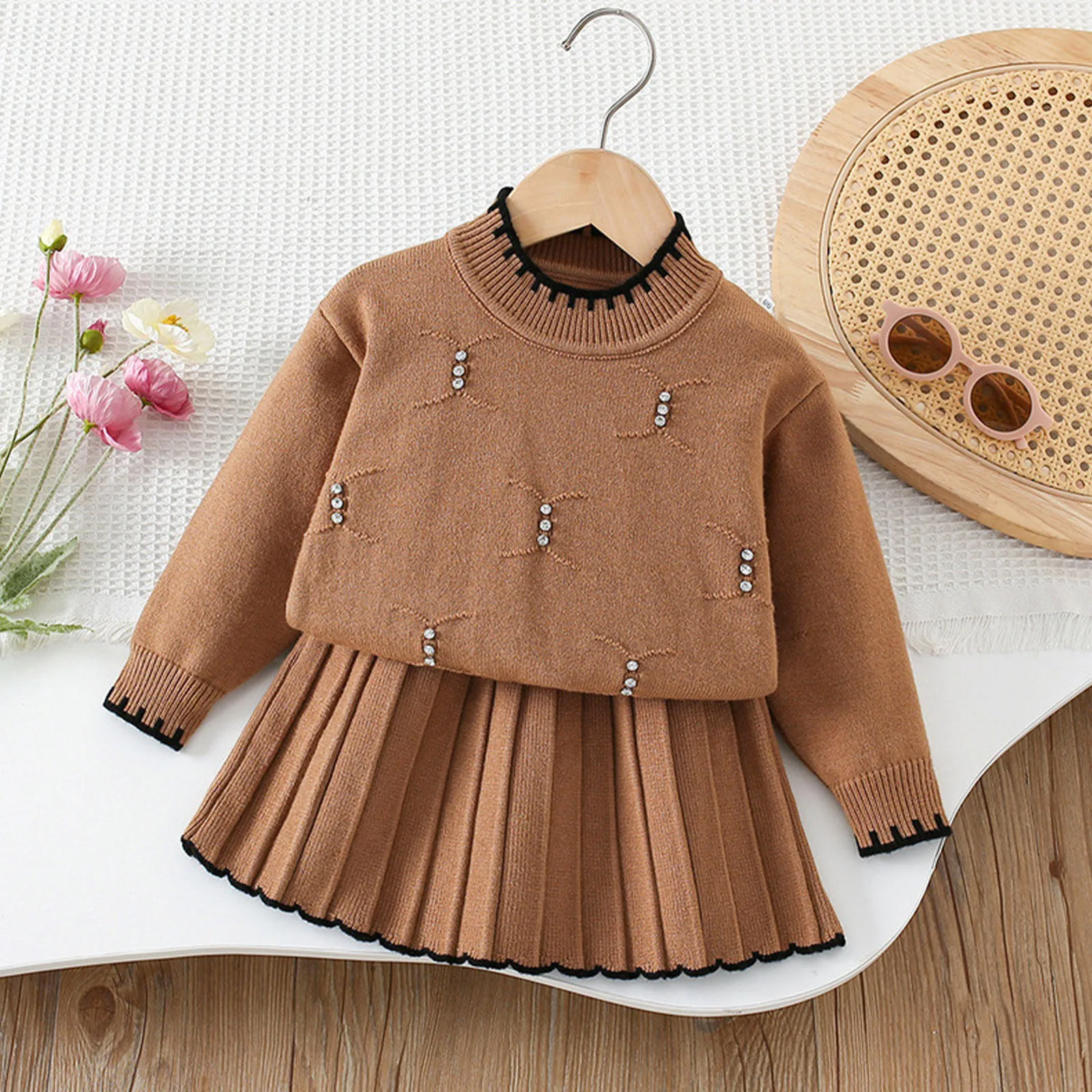 Conjunto de jersey con falda plisada y pedrería para niña - imagen 5