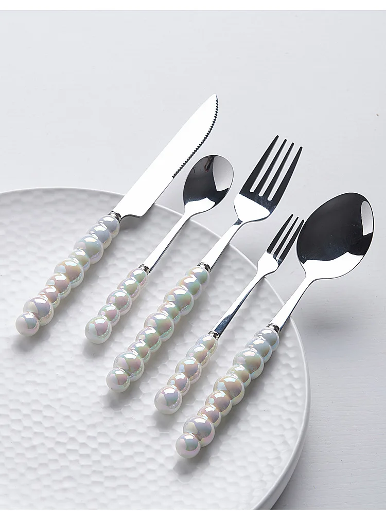 Cubiertos listos para usar en mesa