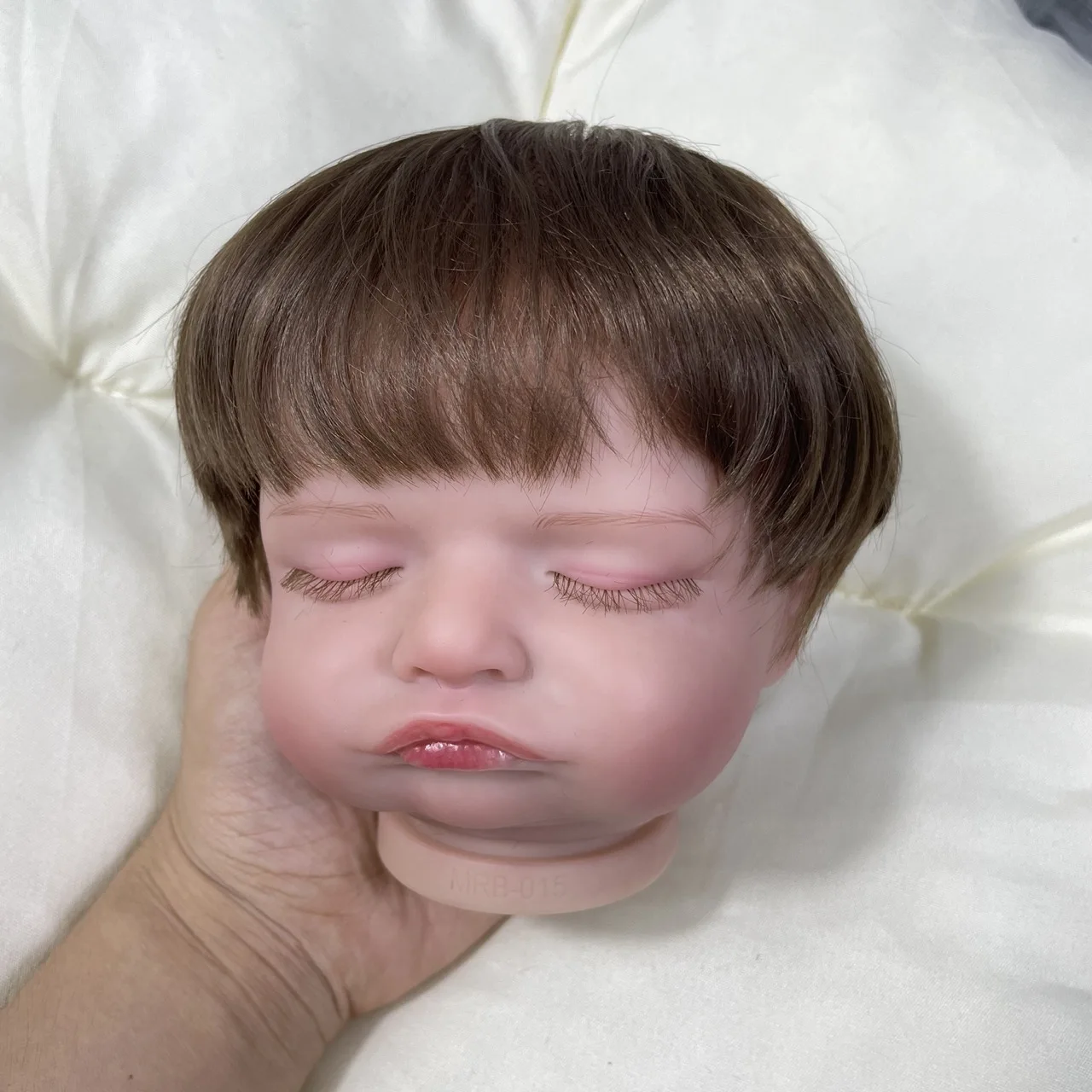 Rosalie – Muñeca realista de vinilo 48 cm con pelo enraizado - imagen 5