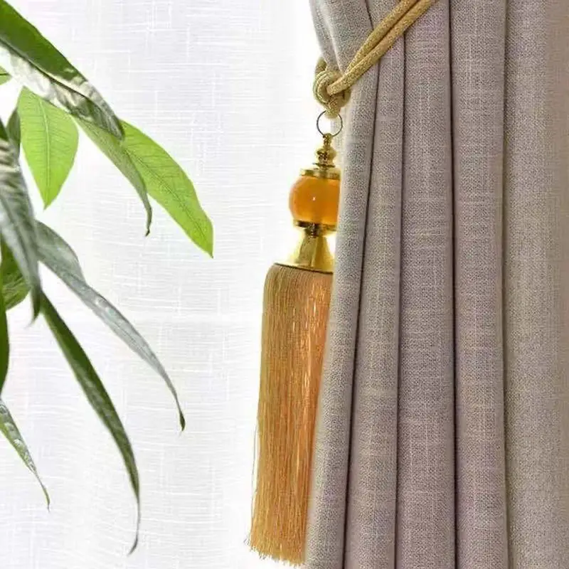 Cortina recogida con caída ordenada y detalle ornamental
