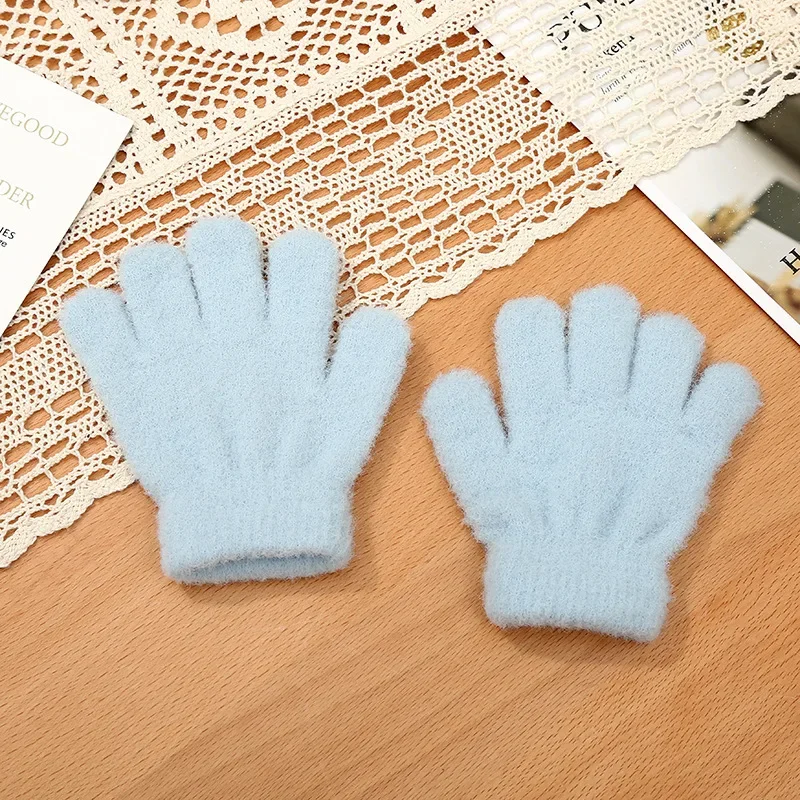 Niño usando los guantes mientras juega en el parque