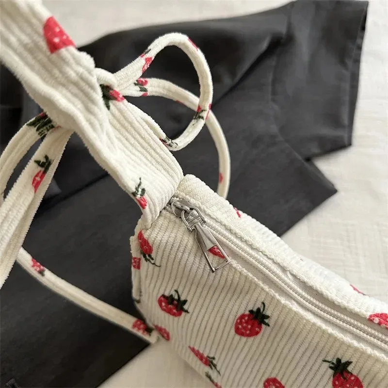 Mini bolso de hombro con forma compacta