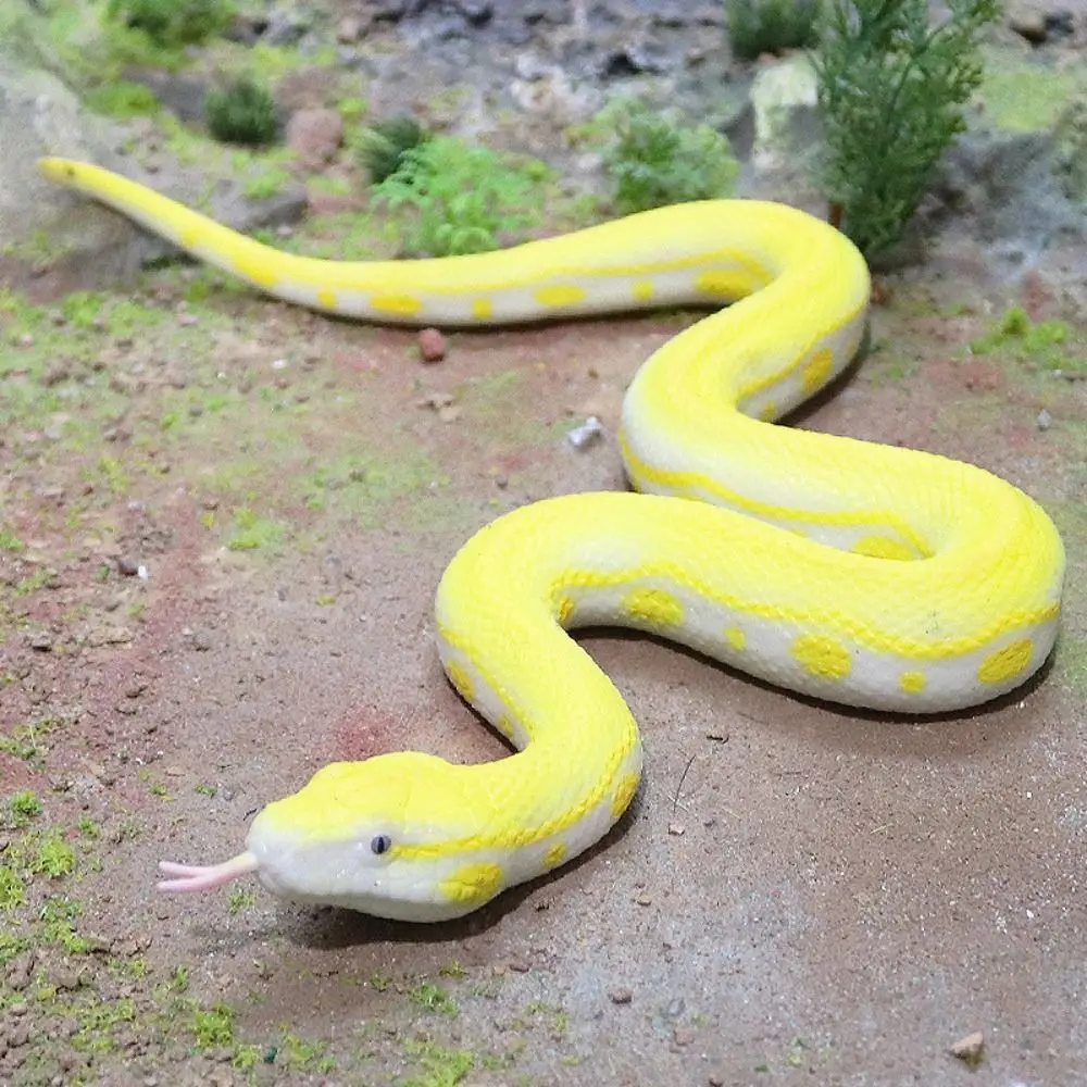 Detalle de textura y acabado del juguete de serpiente