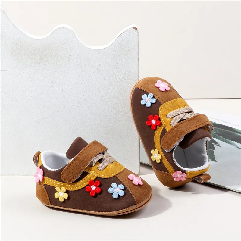 Zapatitos de bebé con diseño florar y colores neutros
