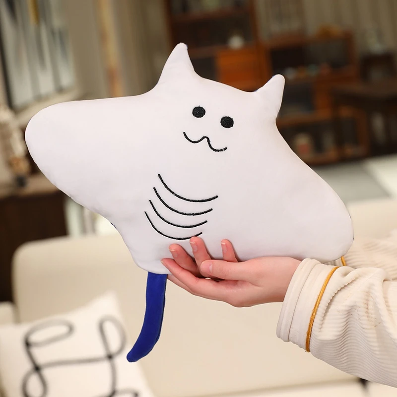 Peluche de manta raya usado como almohada decorativa