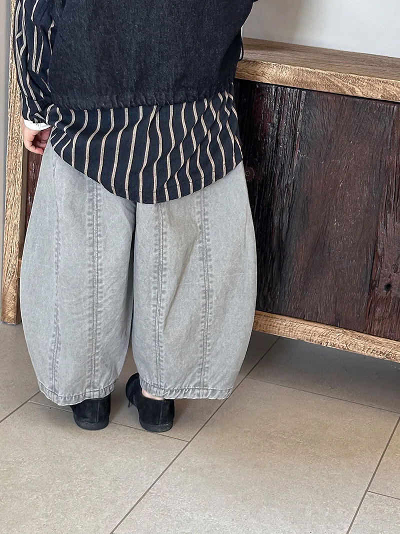 Pantalón MILANCEL vista frontal mostrando detalle de costura y corte amplio