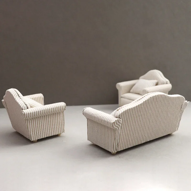 Sofá mini beige para casa de muñecas con cojines - imagen 3