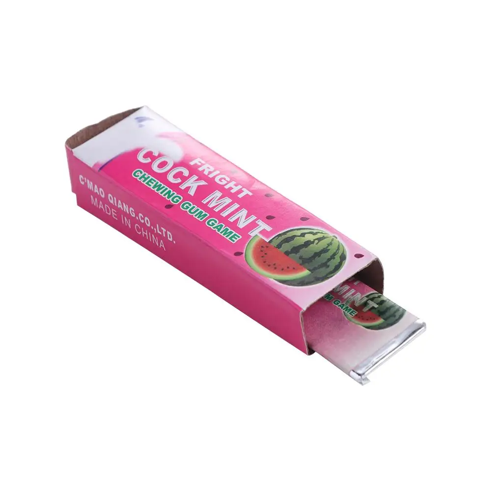 Chicle falso en mano