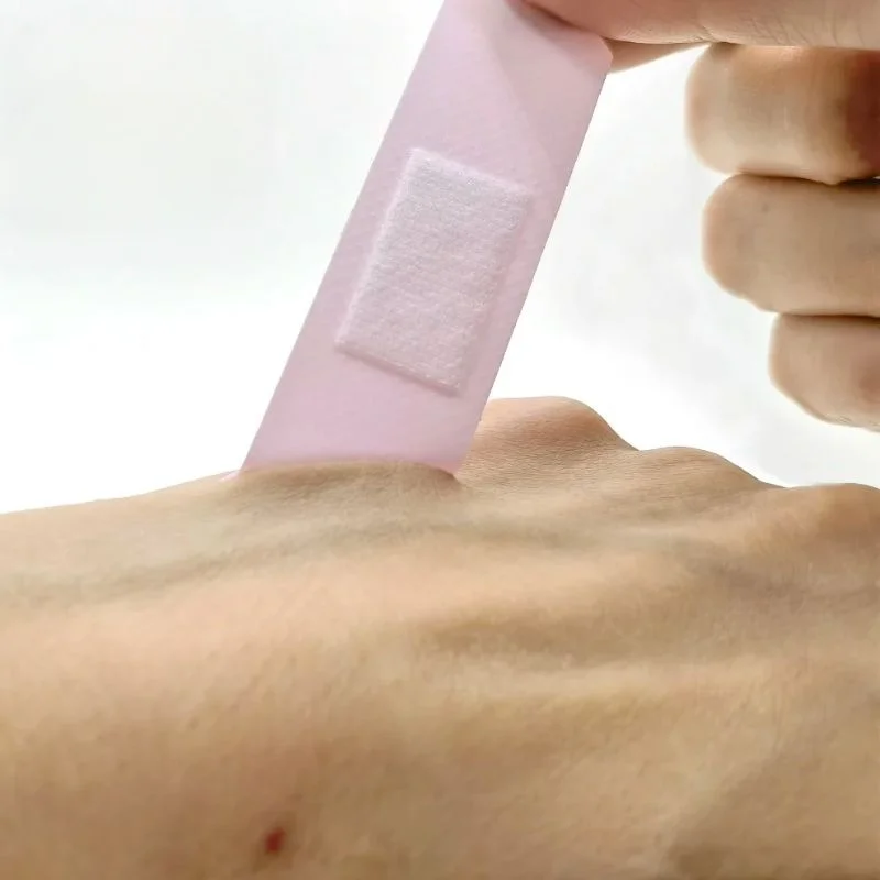 Tirita adhesiva impermeable caramelo para heridas en yema del dedo - imagen 4