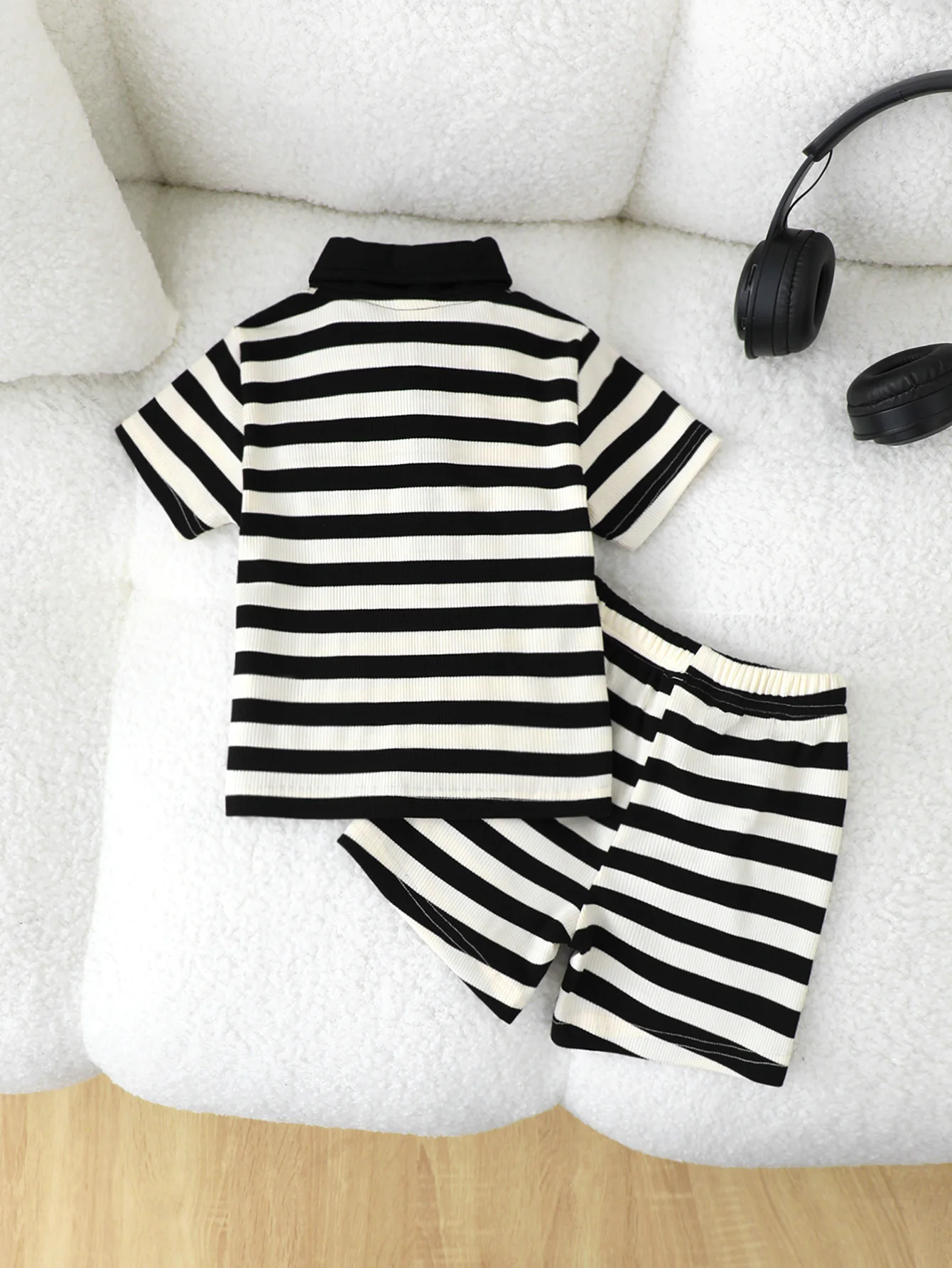 Conjunto bebé osito con top a rayas y pantalón corto informal