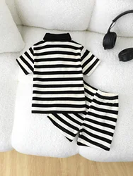 Conjunto bebé osito con top a rayas y pantalón corto informal