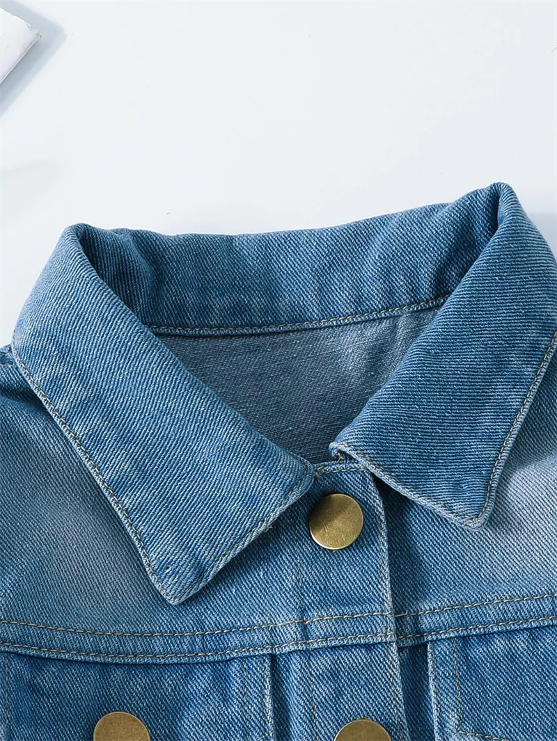 Chaqueta combinada con camiseta y leggings en entorno urbano