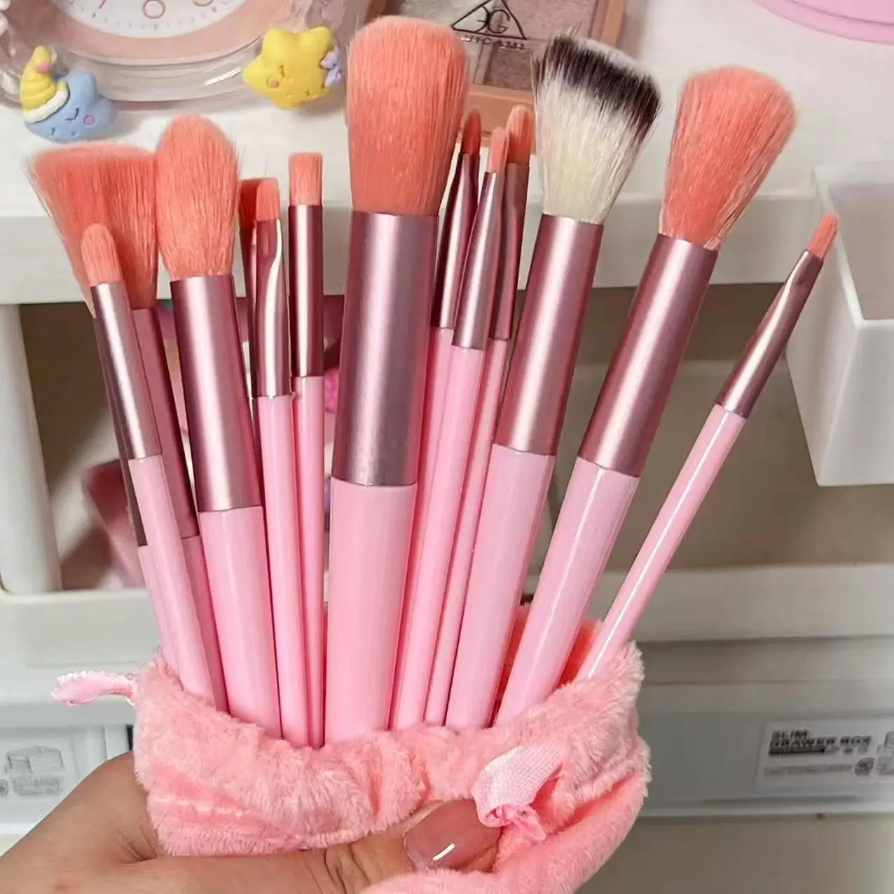 Juego con brochas de maquillaje suaves para polvos, colorete y ojos - imagen 3