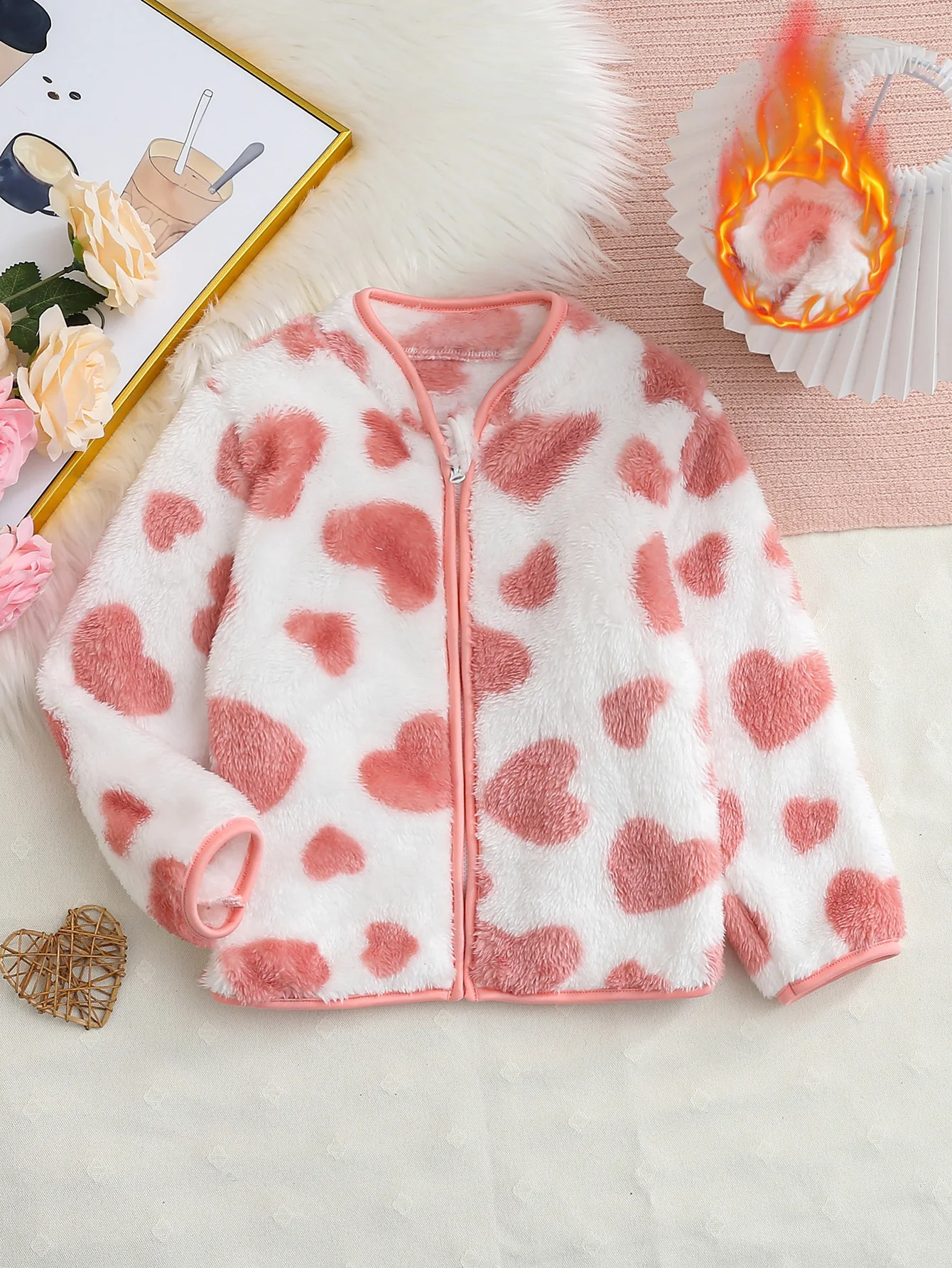 Vista frontal del cárdigan infantil blanco con corazones rosas