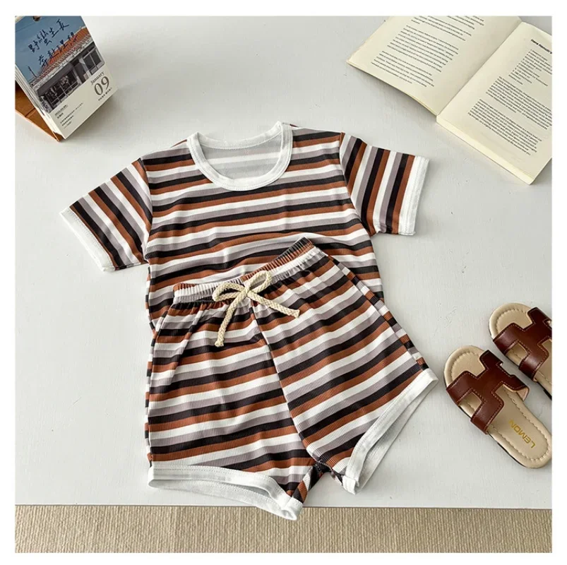 Conjunto de verano infantil camiseta a rayas y pantalón corto - imagen 2