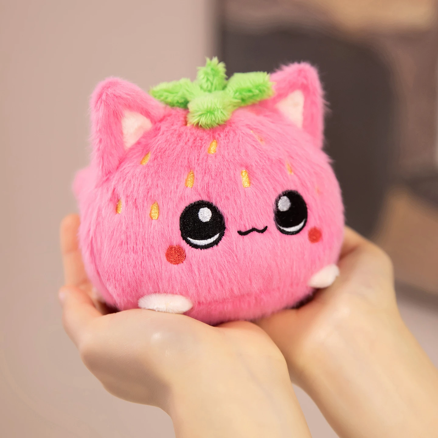 Almohada de peluche gato con fresa suave para habitación infantil - imagen 2