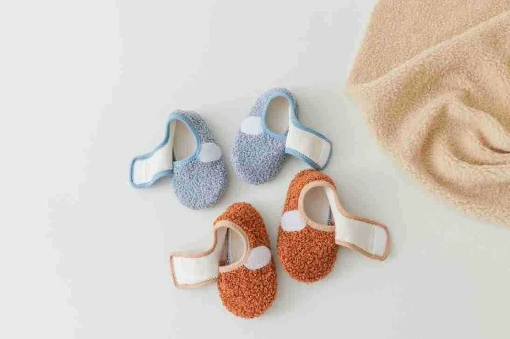 Zapatillas y calcetines infantiles estilo interior
