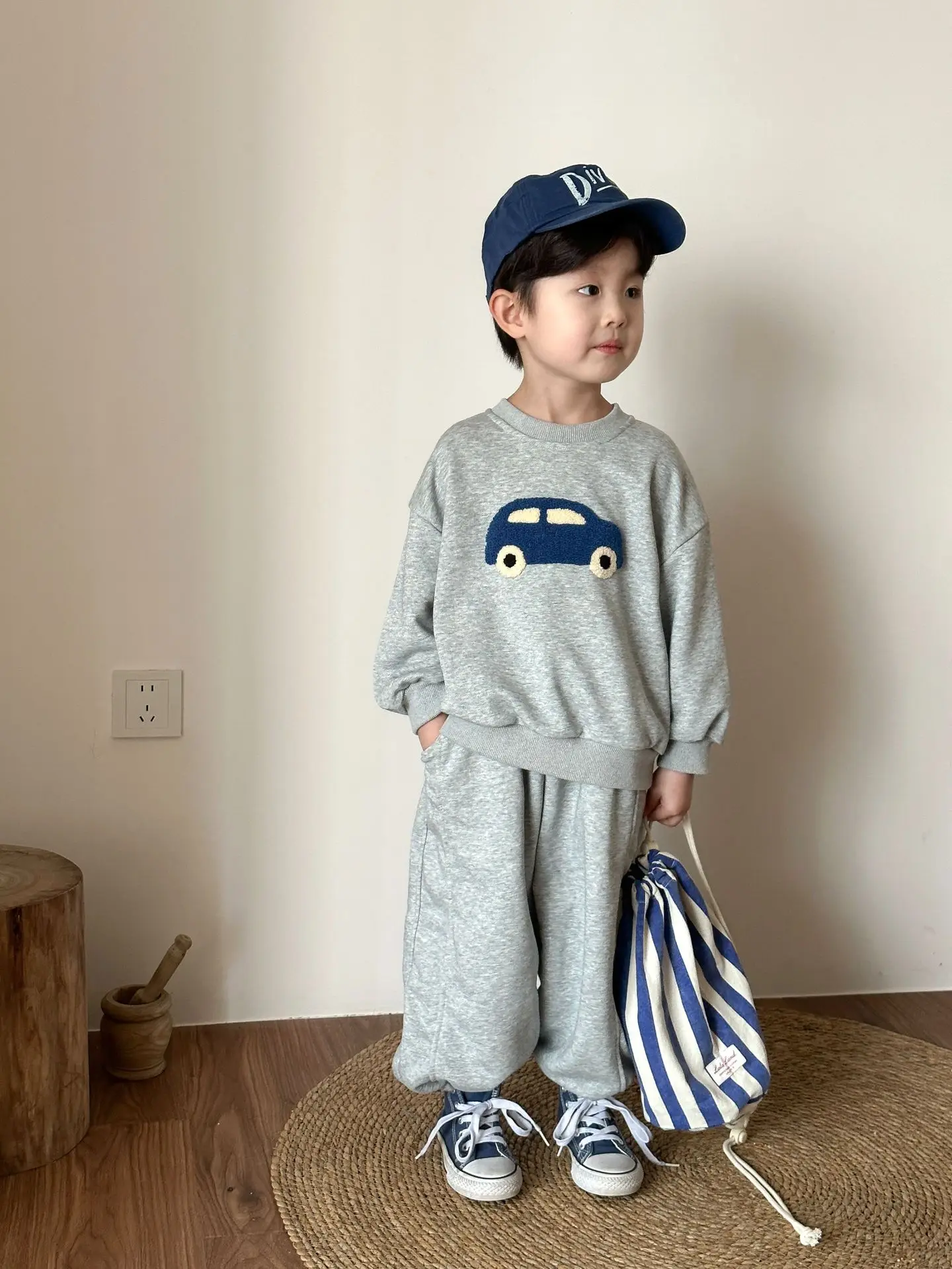 Conjunto deportivo infantil de otoño: suéter y pantalón - imagen 4