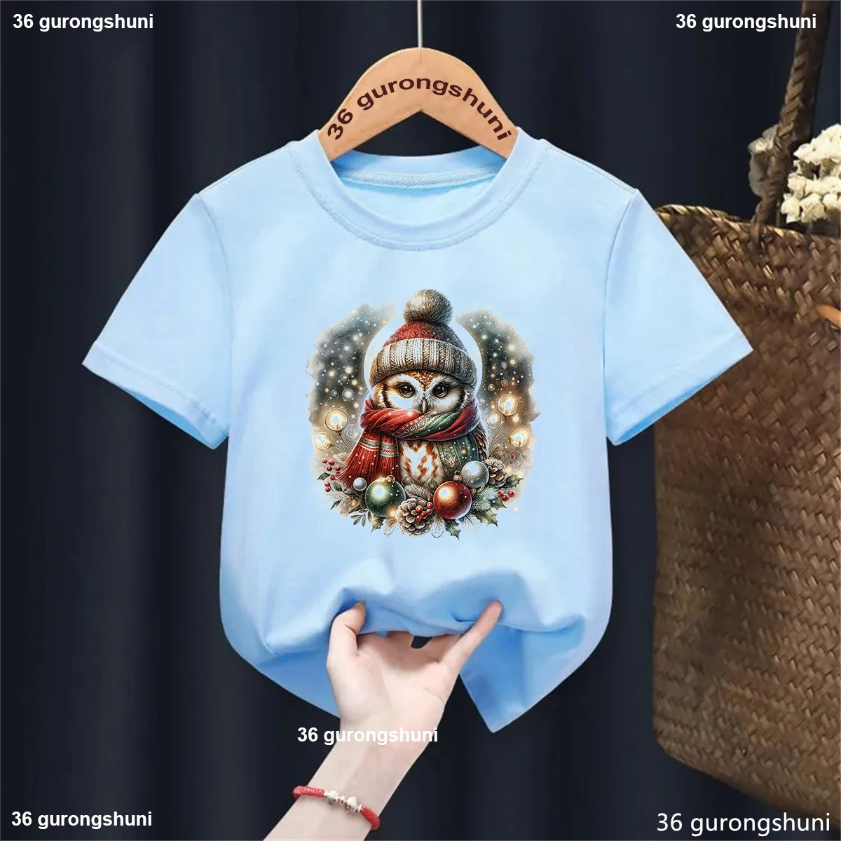 Niña usando camiseta en parque