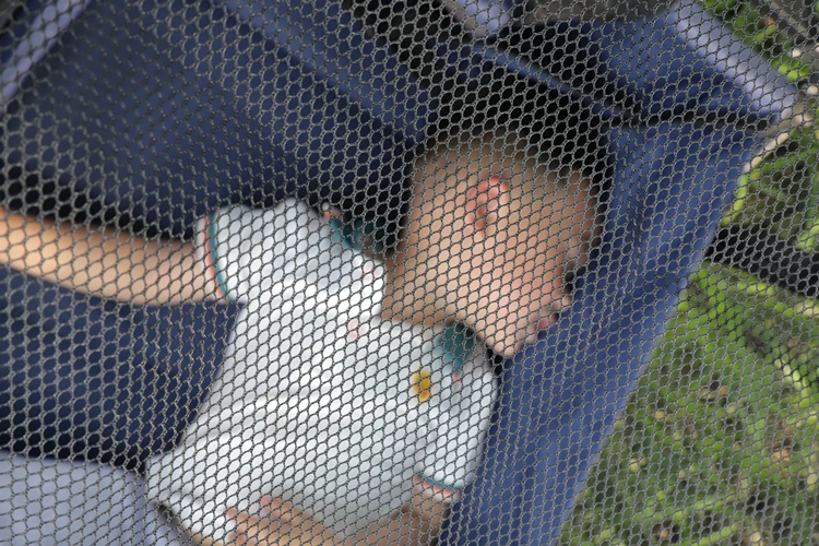 Mosquitera plegada lista para guardar