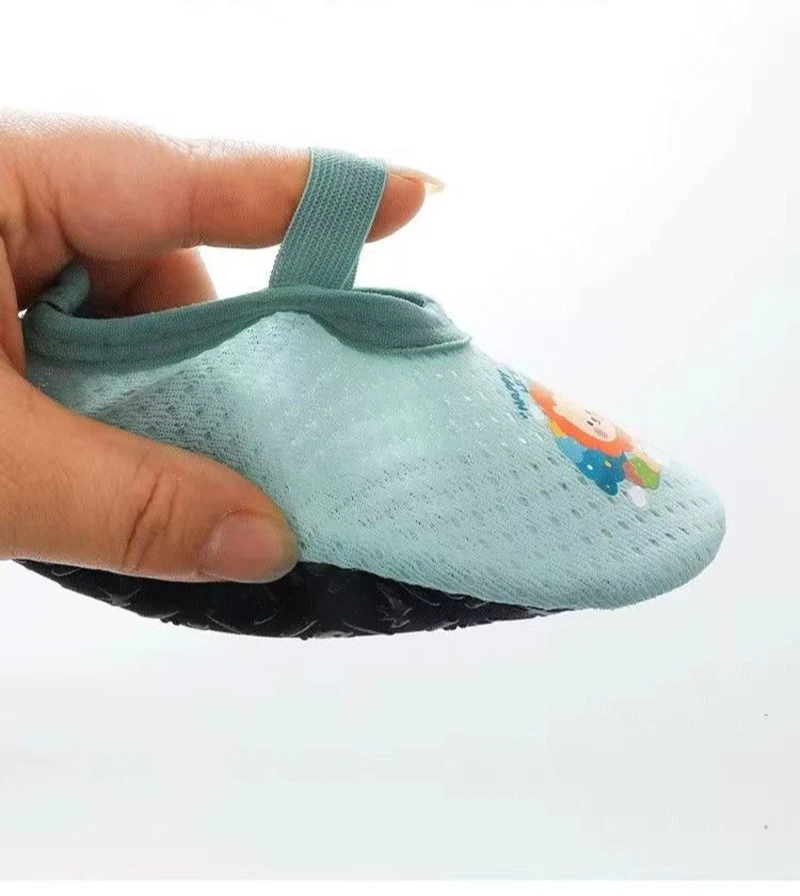 Look de zapatilla de pie para bebé