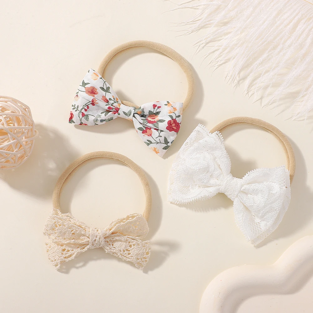 Detalle del encaje y la diadema en accesorio infantil